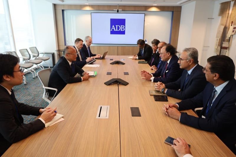 Pakistan Seeks Stronger ADB Partnership, Invites Bank Chief for Visit