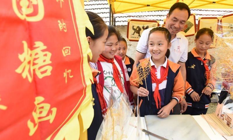 China, migrants, businesses,, government, environment