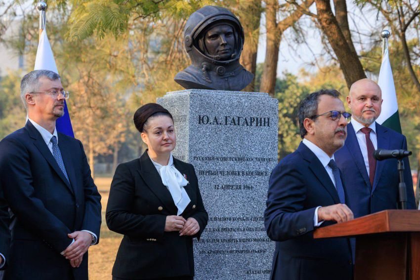 Cosmonaut, Yuri Gagarin, Monument, Fatima Jinnah Park, Russian