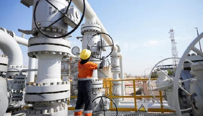 Oil Prices Climb as Houthi Attack on Saudi Refinery Fuels Supply Fears