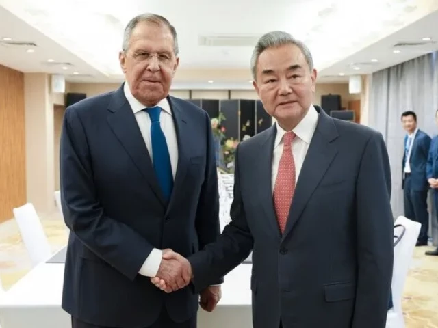 Lavrov, Wang Discuss Ukraine, Iran Wars During Talks in Baku